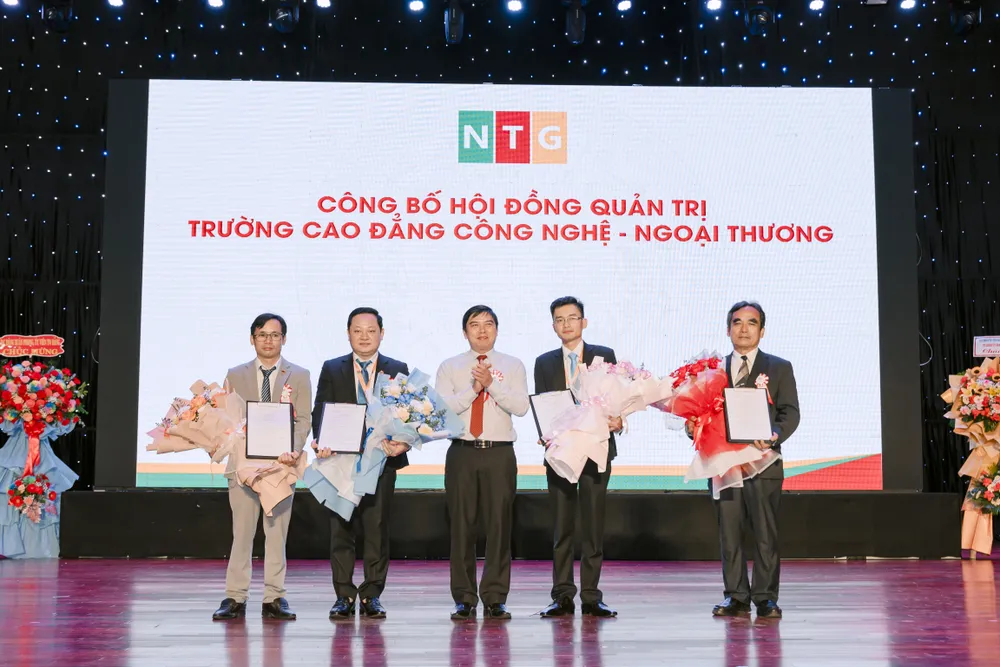 Tập thể lãnh đạo nhà trường tại buổi lễ