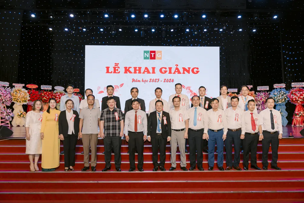 Tập thể cán bộ giảng viên nhà trường