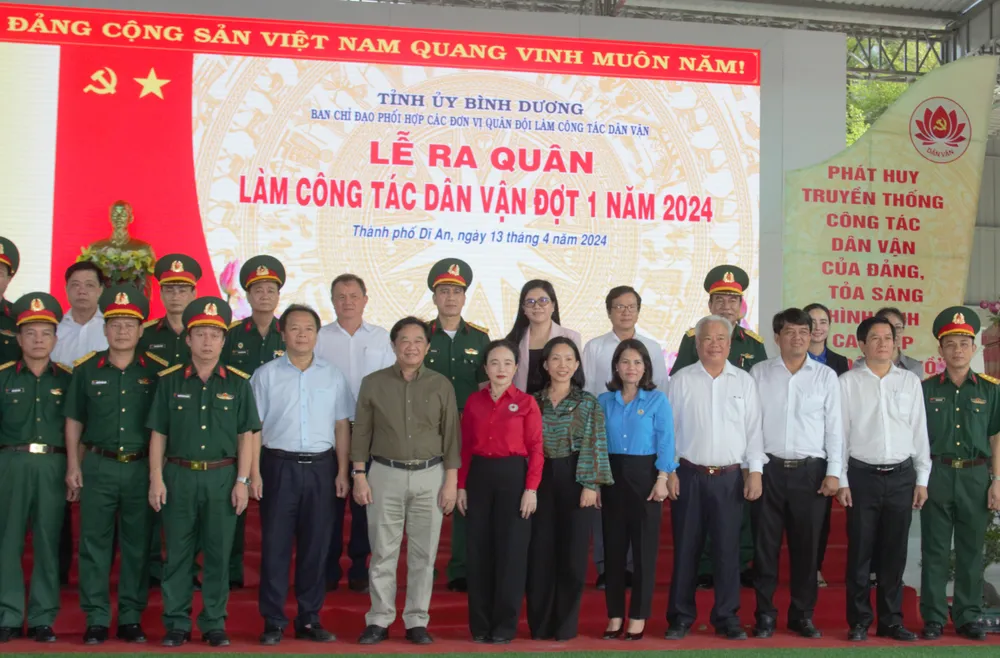 Các đại biểu tham gia chương trình.jpg