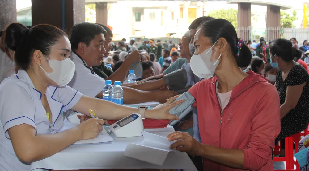 Đồng đảo người dân khám bệnh miễn phí.JPG