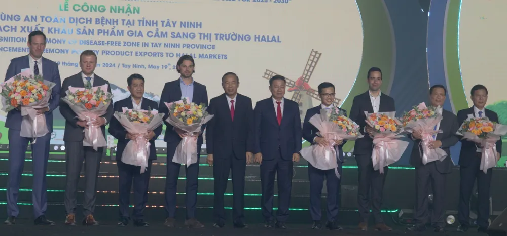 Các đại biểu nhận hoa chúc mừng.jpg