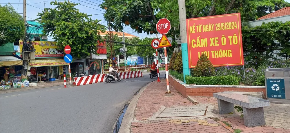 Đoạn giao nhau với đường ray xe lửa đã cấm ô tô lưu thông 1 chiều, giảm hẳn tình trạng ùn tắc giao thông.jpg