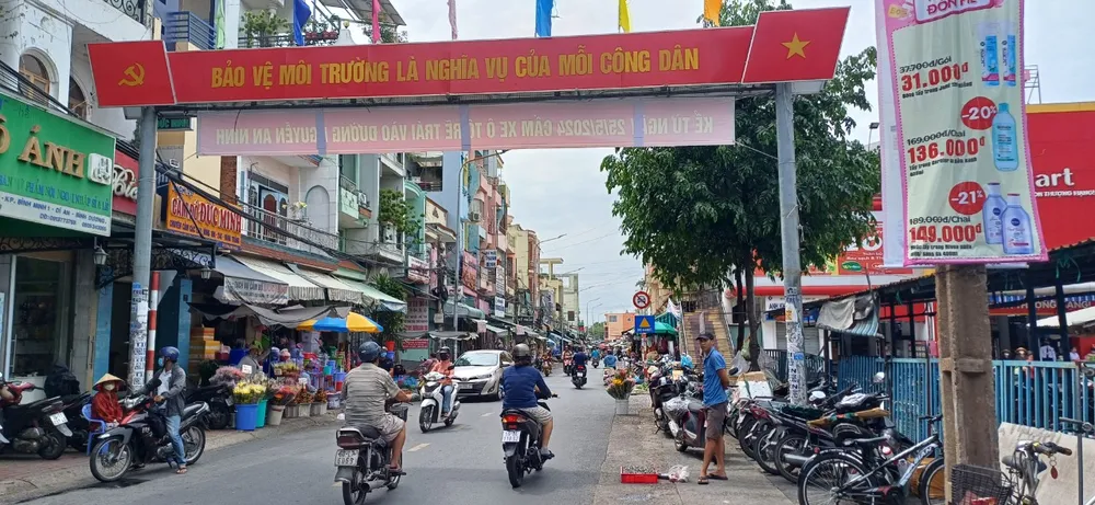 Khu vực vào chợ Dĩ An 1 đã thông thoáng sau khi cấm ô tô di chuyển vào.jpg