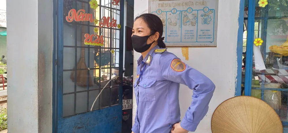 Nhân viên gác chắn đường sắt Dĩ An vui mừng vì giao lộ giảm hẳn cảnh ùn tắc hàng dài.jpg