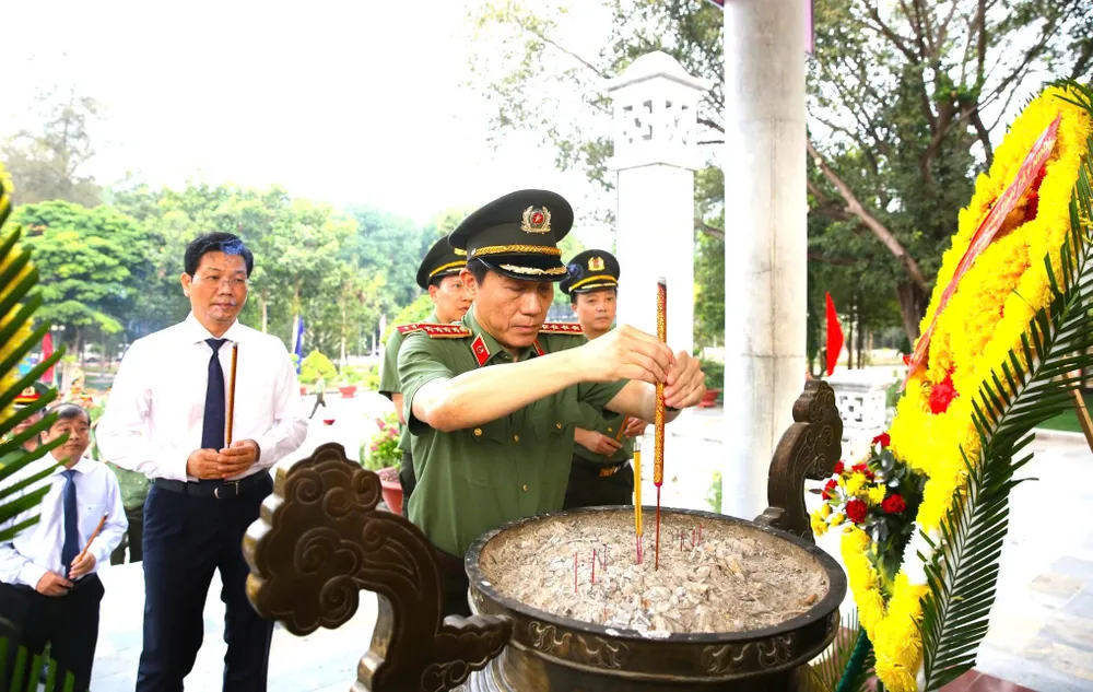 Bộ trưởng Bộ Công an Lương Tam Quang cùng đoàn dâng hương tri ân các Anh hùng - Liệt sĩ