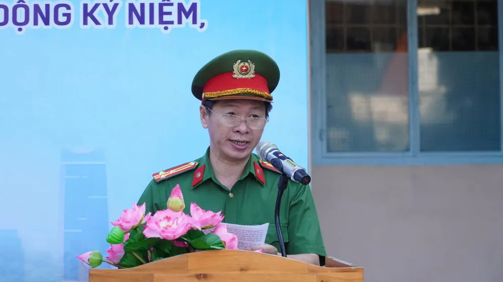 Trưởng công an phường Dĩ An Hồ Hoàng Thanh triển khai kế hoạch ra quân