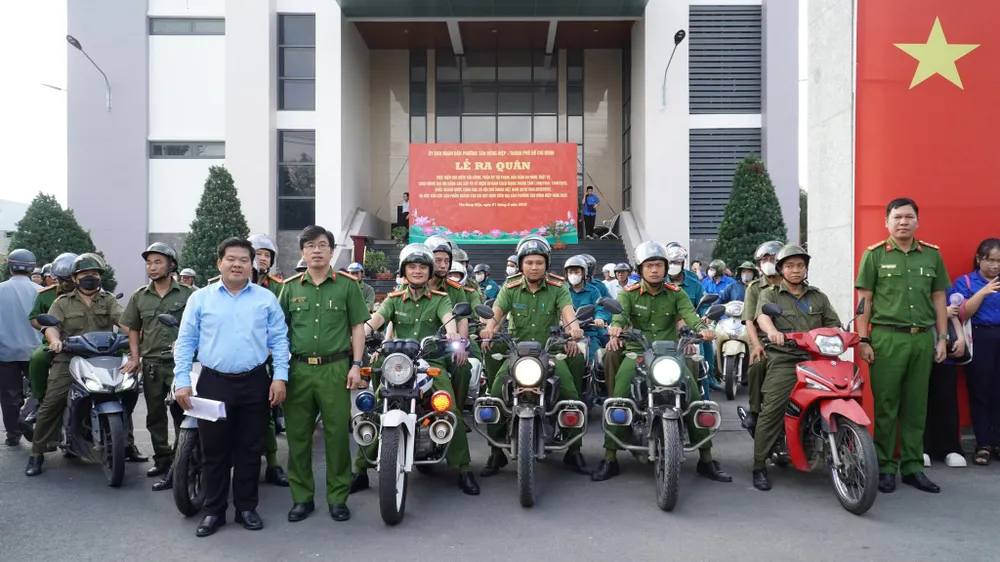 Công an phường Tân Đông Hiệp ra quân thực hiện nhiệm vụ