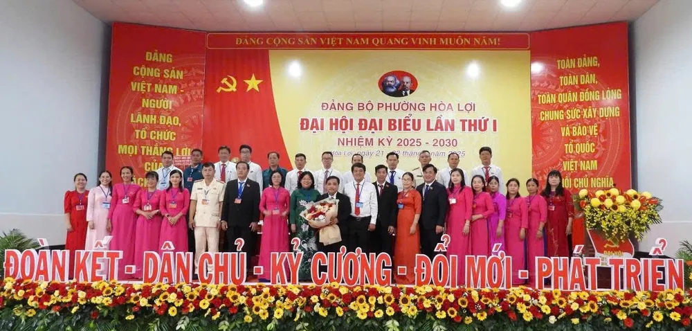 Đồng chí Bùi Thanh Nhân chúc mừng đại hội