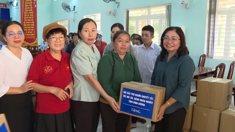 120 phần quà là các nhu yếu phẩm được trao đến người khuyết tật và trẻ mồ côi trên địa bàn phường Bến Cát