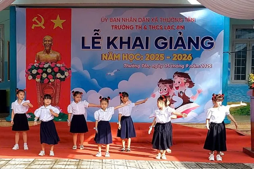 Các em học sinh với tiết mục văn nghệ chào mừng năm học mới