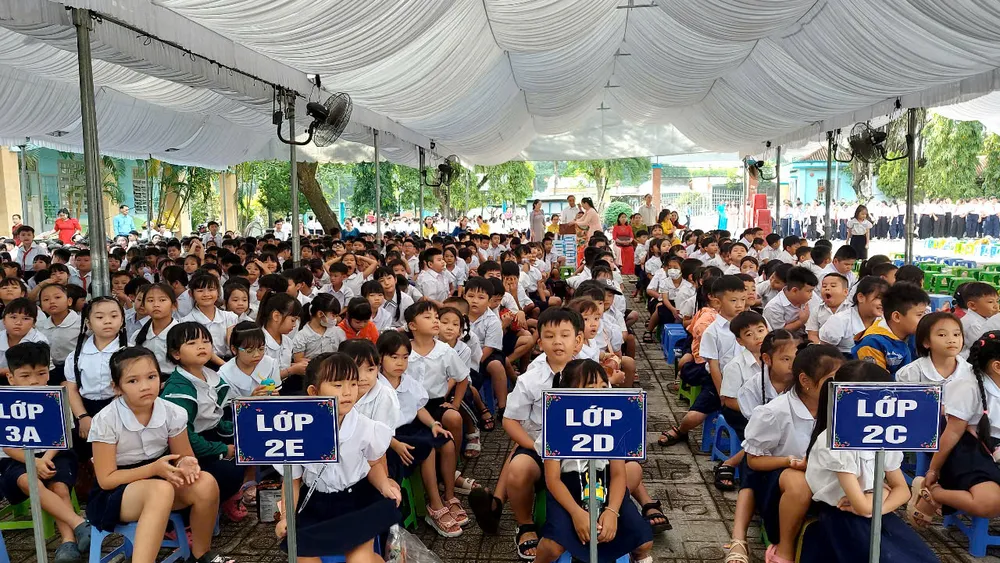 Các em học sinh trường Tiểu học - THCS Lạc An (xã Thường Tân, TPHCM) trong ngày khai giảng