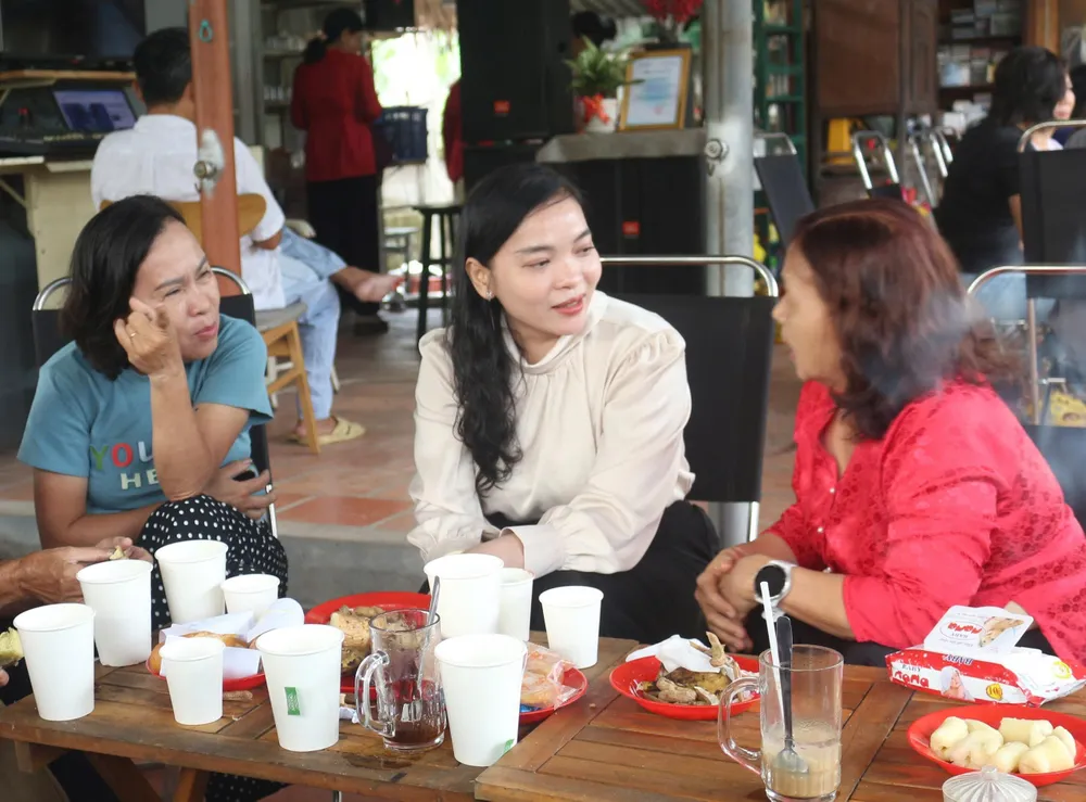 Lãnh đạo Ủy ban MTTQ Việt Nam phường Thuận An trao đổi với người dân