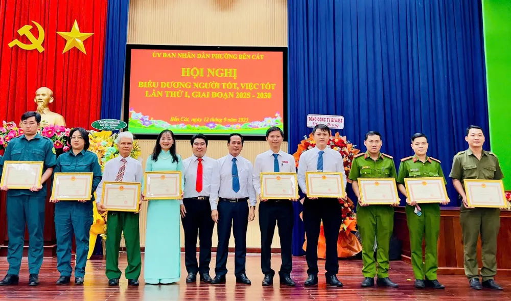 Các gương điển hình tiên tiến phường Bến Cát được biểu dương