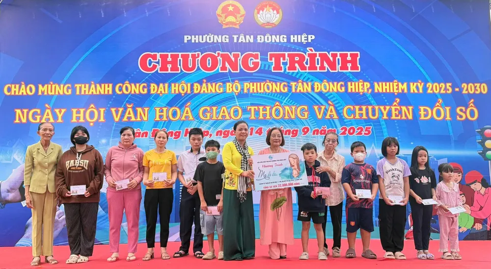 Ban Tổ chức trao giải cuộc thi vẽ tranh thiếu nhi Tân Đông Hiệp gắn với văn hóa giao thông