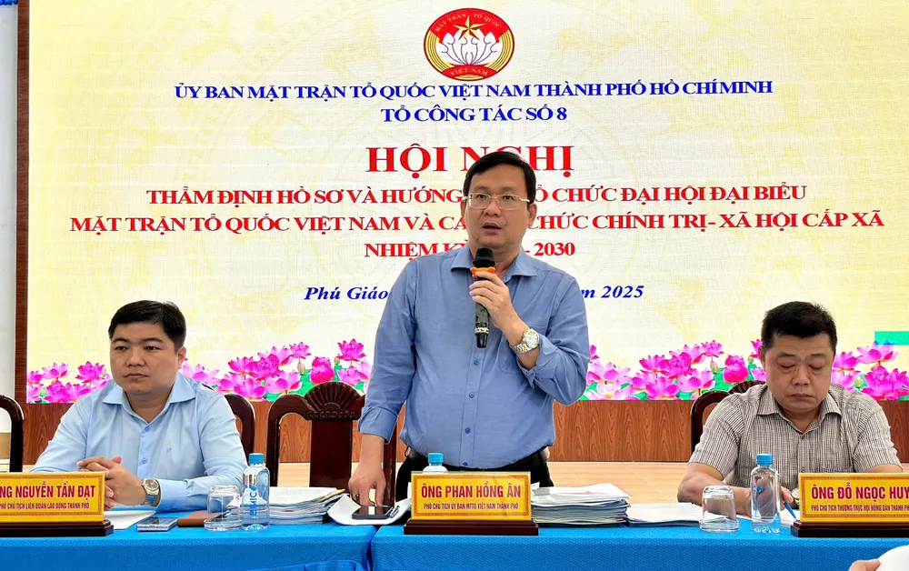 Đồng chí Phan Hồng Ân, Phó Chủ tịch Ủy ban MTTQ Việt Nam TPHCM phát biểu kết luận buổi làm việc. Ảnh: NGUYỄN MINH