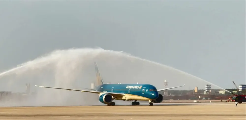 Các phương tiện phun nước thực hiện nghi thức chào đón chuyến bay đáp thành công xuống sân bay Long Thành