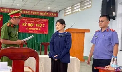 Cơ quan CSĐT Công an tỉnh Đồng Nai thi hành lệnh bắt bị can Trần Nguyễn Minh Nguyệt. Ảnh: CAĐN