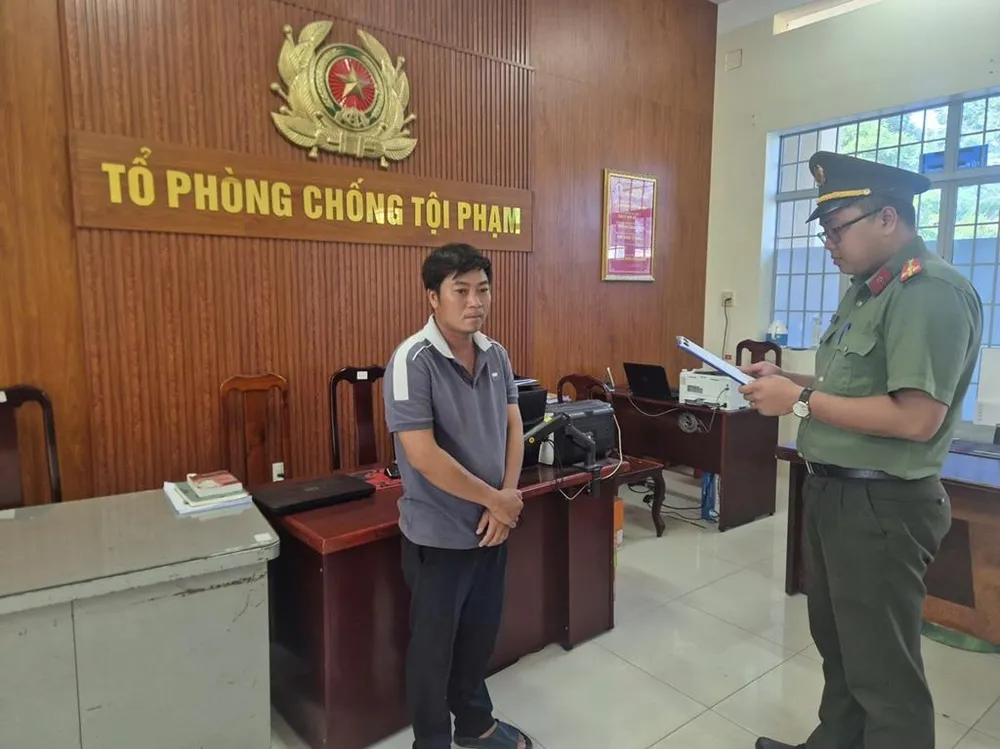 Cơ quan An ninh điều tra thi hành lệnh bắt bị can để tạm giam đối với Nguyễn Minh Tiến. Ảnh: CAĐN