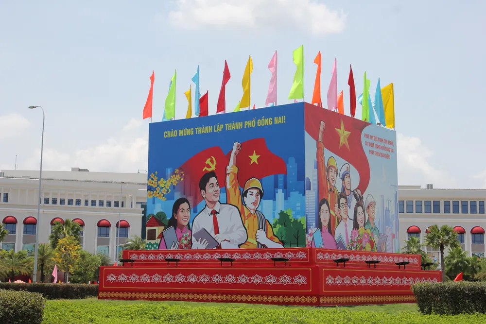Đường phố rực rỡ với cờ, bảng tuyên truyền sự kiện công bố Nghị quyết thành lập TP Đồng Nai 