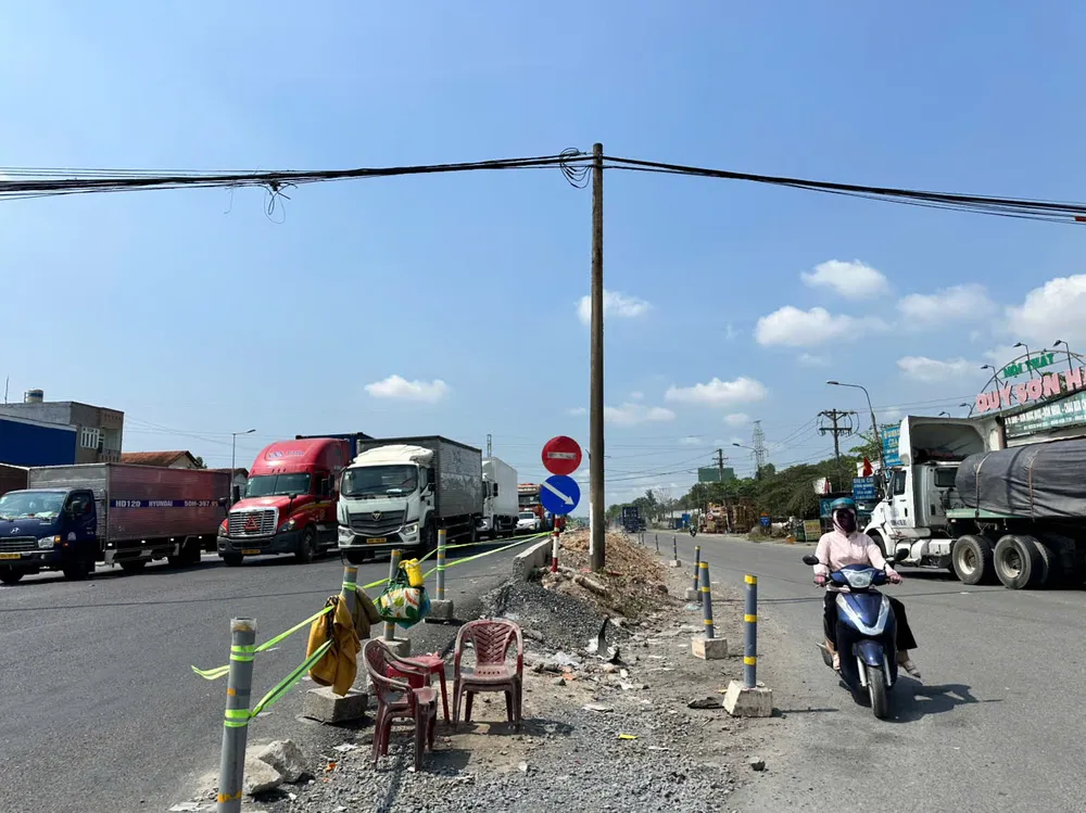 Đường ĐT25B tiếp giáp quốc lộ 51 đang vướng giải phóng mặt bằng. Ảnh LÊ XUÂN.jpg