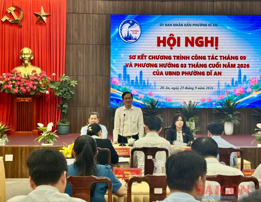 Chủ tịch UBND phường Dĩ An Võ Văn Hồng phát biểu tại hội nghị sơ kết công tác 9 tháng năm 2026. Ảnh: XUÂN TRUNG