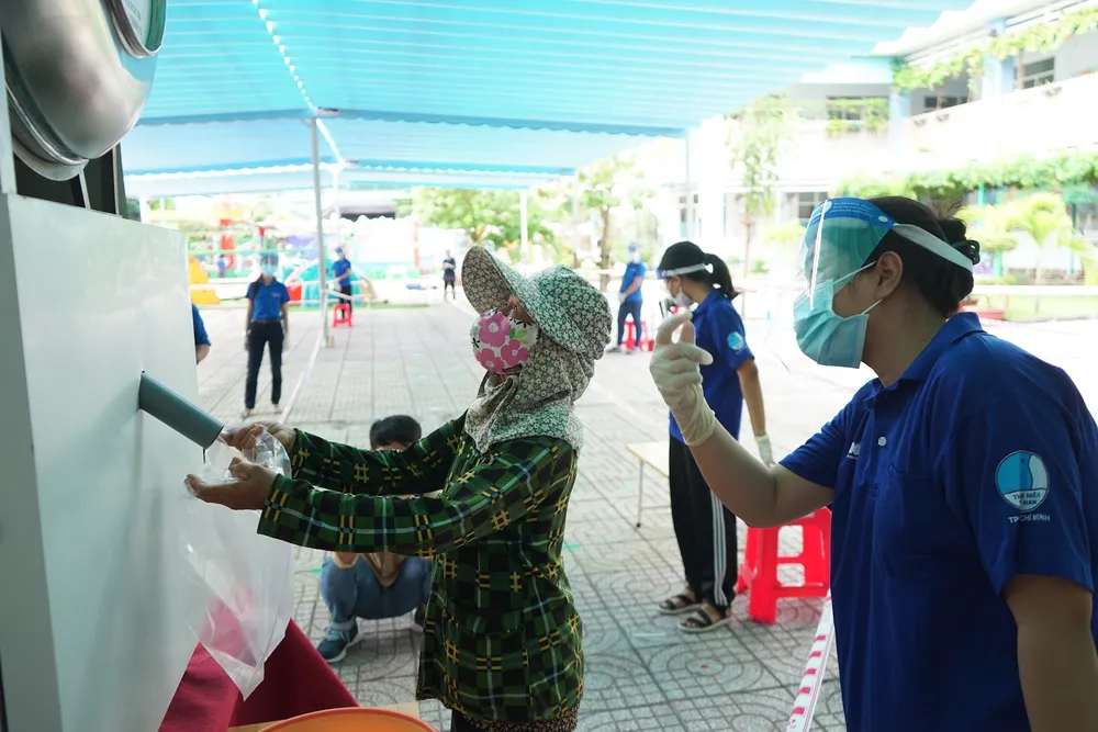 Gian hàng 0 đồng chia sẻ cùng người dân trong khu cách ly ảnh 3