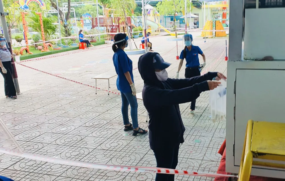 Chung tay chia sẻ cùng người dân khu cách ly ảnh 3