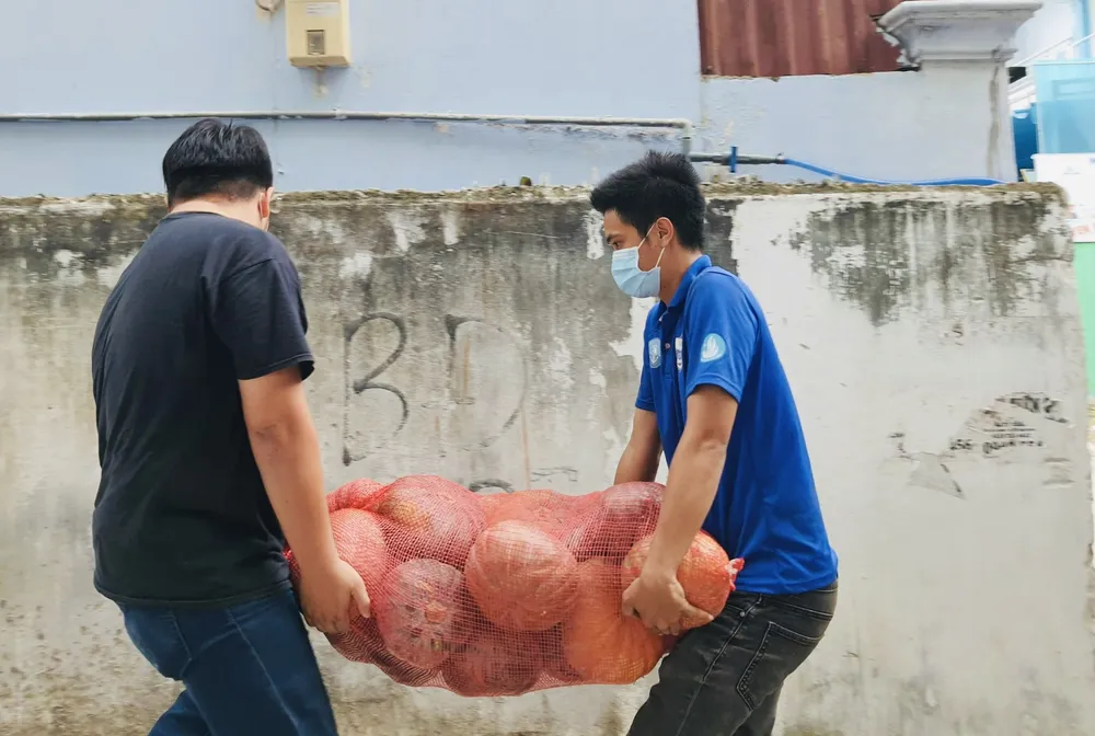 Chung tay chia sẻ cùng người dân khu cách ly ảnh 11