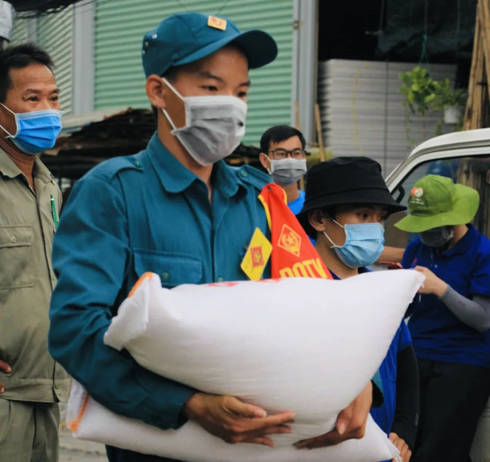 Chung tay chia sẻ cùng người dân khu cách ly ảnh 10