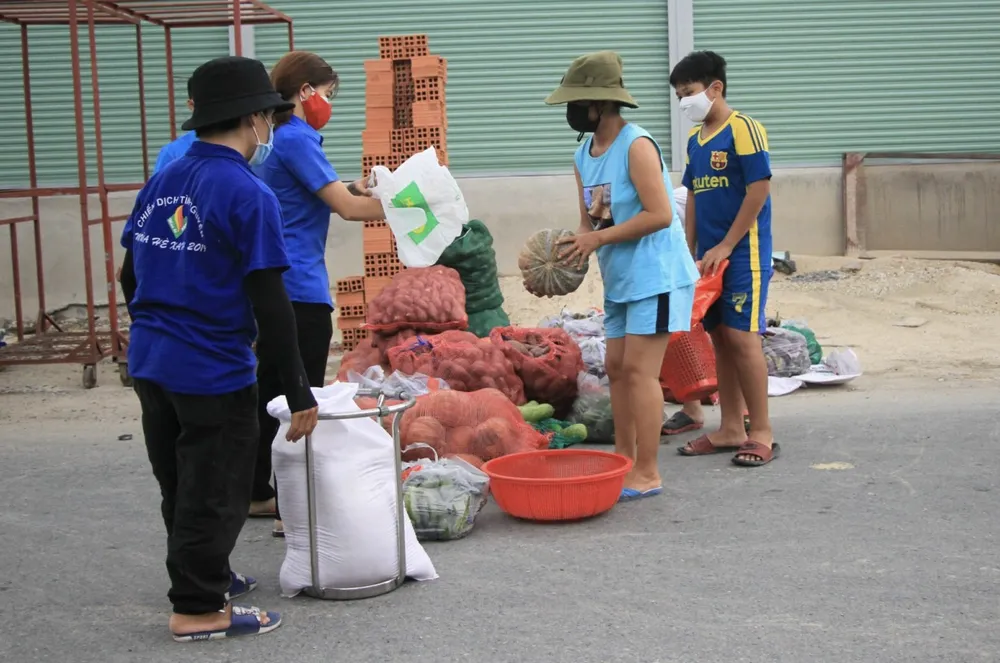 Chung tay chia sẻ cùng người dân khu cách ly ảnh 12