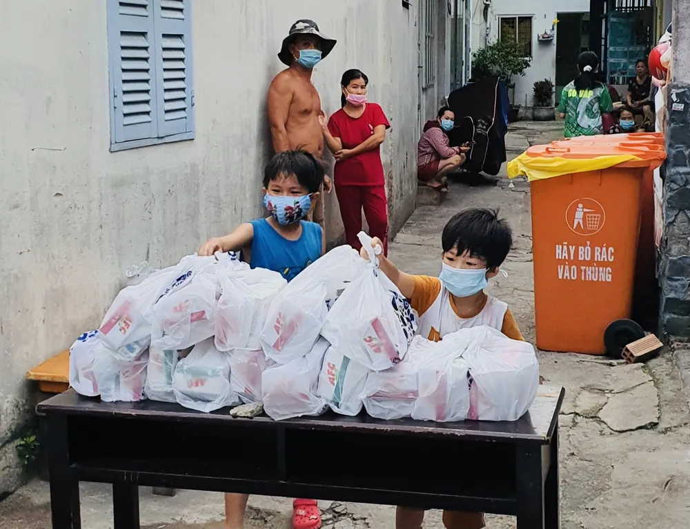 Chung tay chia sẻ cùng người dân khu cách ly ảnh 9