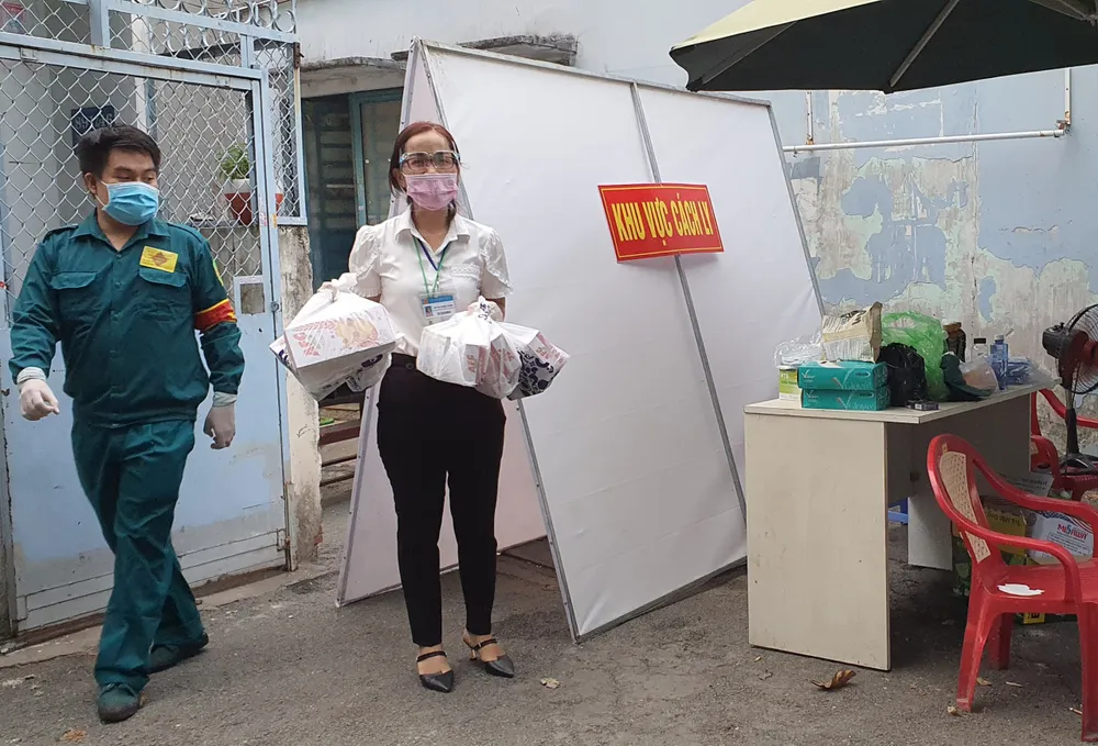 Chung tay chia sẻ cùng người dân khu cách ly ảnh 7