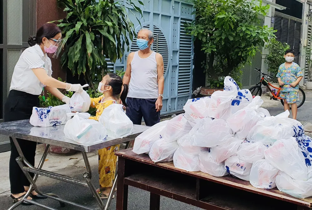Chung tay chia sẻ cùng người dân khu cách ly ảnh 8