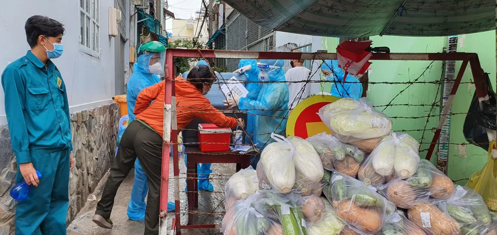 Chung tay chia sẻ cùng người dân khu cách ly ảnh 5