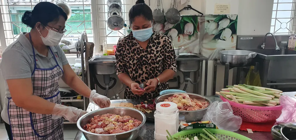 Chung tay chia sẻ cùng người dân khu cách ly ảnh 1