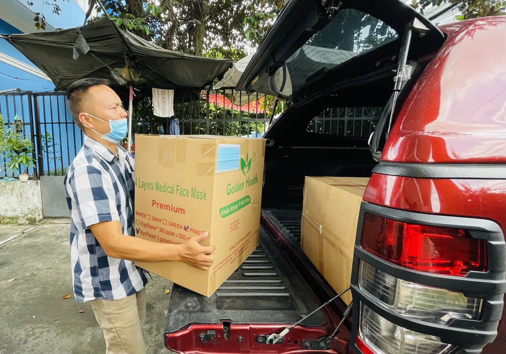 Chung tay chia sẻ cùng người dân khu cách ly ảnh 6