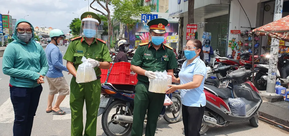 Chung tay chia sẻ cùng người dân khu cách ly ảnh 14