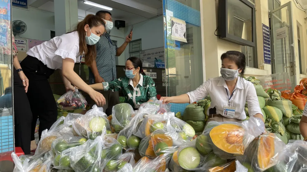 Chung tay chia sẻ cùng người dân khu cách ly ảnh 4