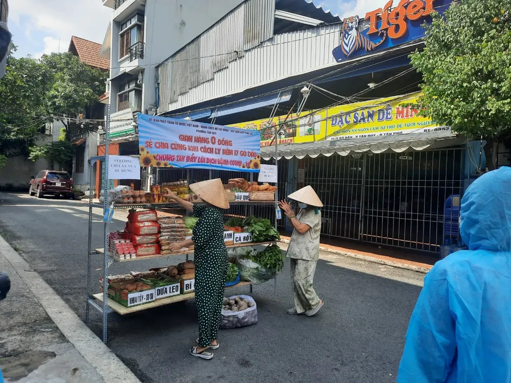 Gian hàng 0 đồng chia sẻ cùng người dân trong khu cách ly ảnh 1