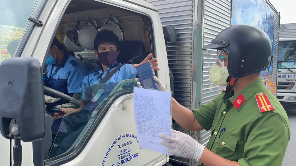 Gắn wifi để người dân khai báo y tế khi qua trạm kiểm soát dịch Covid-19 ở Gò Vấp ảnh 10