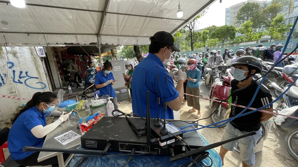 Gắn wifi để người dân khai báo y tế khi qua trạm kiểm soát dịch Covid-19 ở Gò Vấp ảnh 4