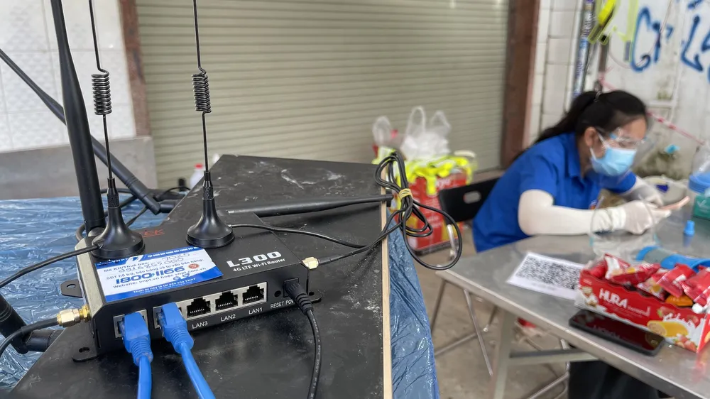 Gắn wifi để người dân khai báo y tế khi qua trạm kiểm soát dịch Covid-19 ở Gò Vấp ảnh 3