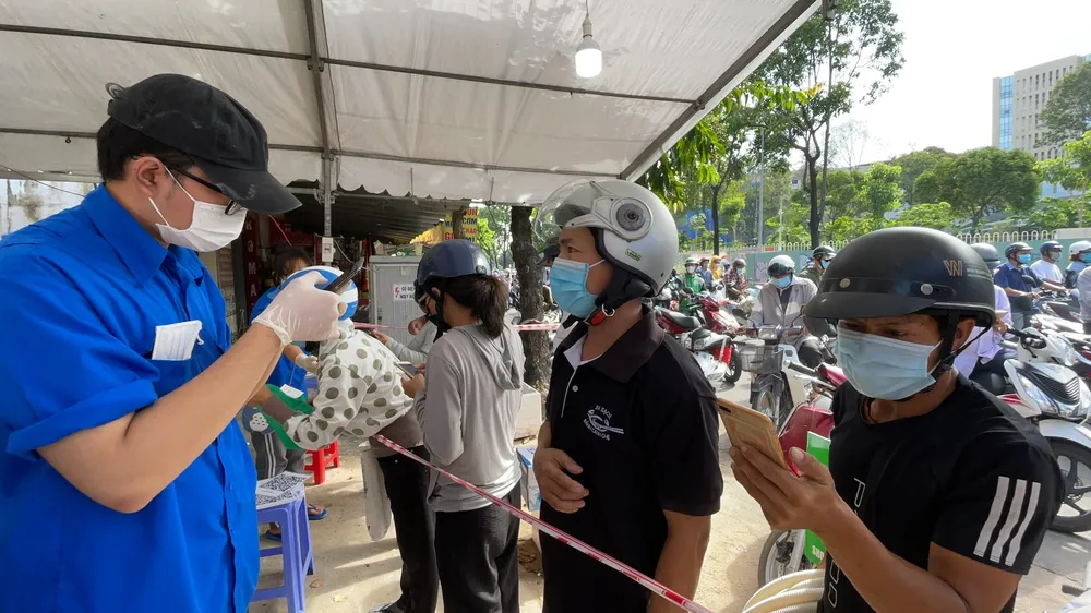 Gắn wifi để người dân khai báo y tế khi qua trạm kiểm soát dịch Covid-19 ở Gò Vấp ảnh 5