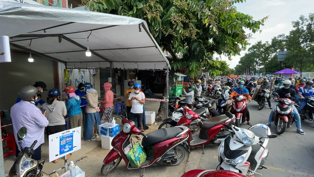 Gắn wifi để người dân khai báo y tế khi qua trạm kiểm soát dịch Covid-19 ở Gò Vấp ảnh 7