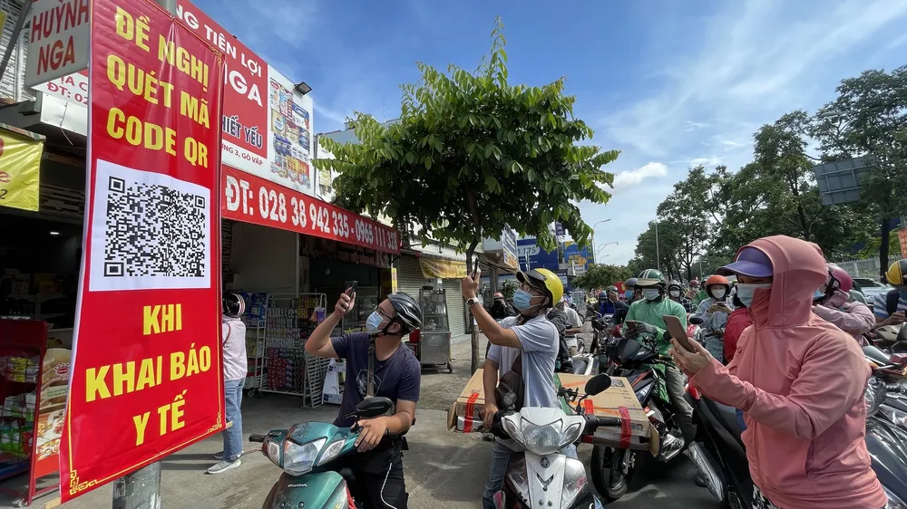 Gắn wifi để người dân khai báo y tế khi qua trạm kiểm soát dịch Covid-19 ở Gò Vấp ảnh 2