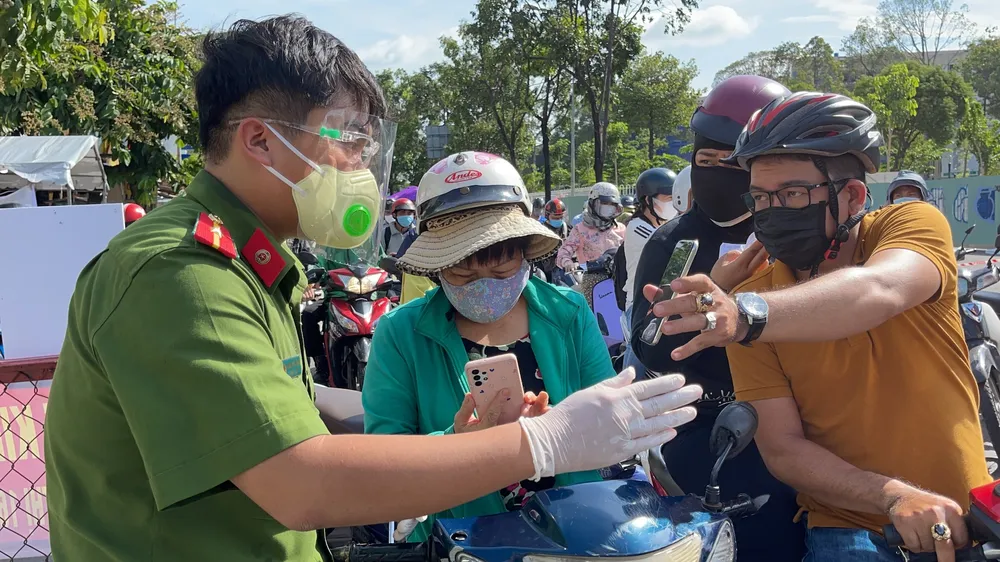 Gắn wifi để người dân khai báo y tế khi qua trạm kiểm soát dịch Covid-19 ở Gò Vấp ảnh 11