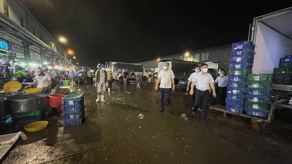 Phó Chủ tịch UBND TPHCM Dương Anh Đức kiểm tra đột xuất chợ đầu mối lúc nửa đêm ảnh 1