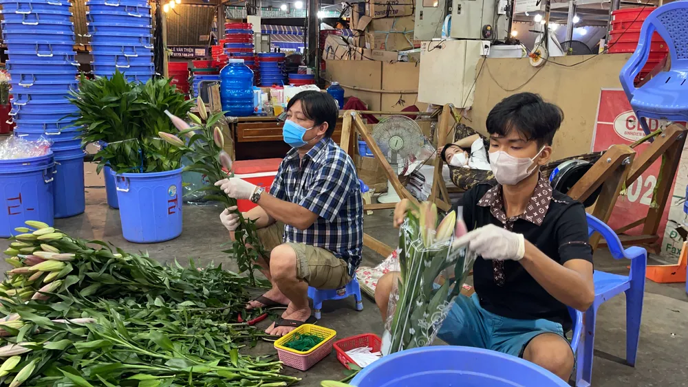 Phó Chủ tịch UBND TPHCM Dương Anh Đức kiểm tra đột xuất chợ đầu mối lúc nửa đêm ảnh 4