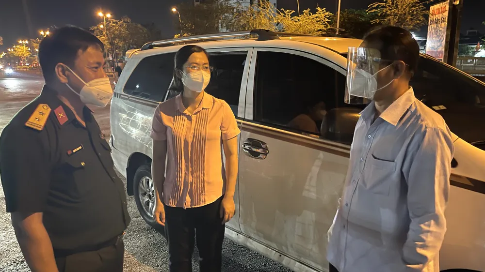 Bí thư Quận ủy quận Bình Tân kiểm tra lập chốt phong tỏa 3 khu phố ảnh 2