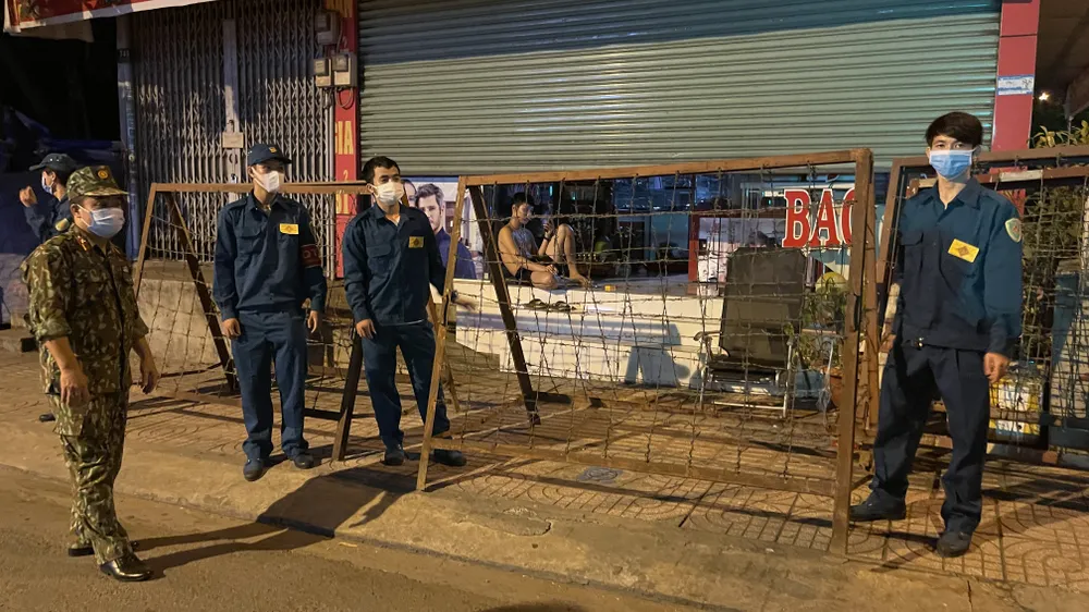 Bí thư Quận ủy quận Bình Tân kiểm tra lập chốt phong tỏa 3 khu phố ảnh 3